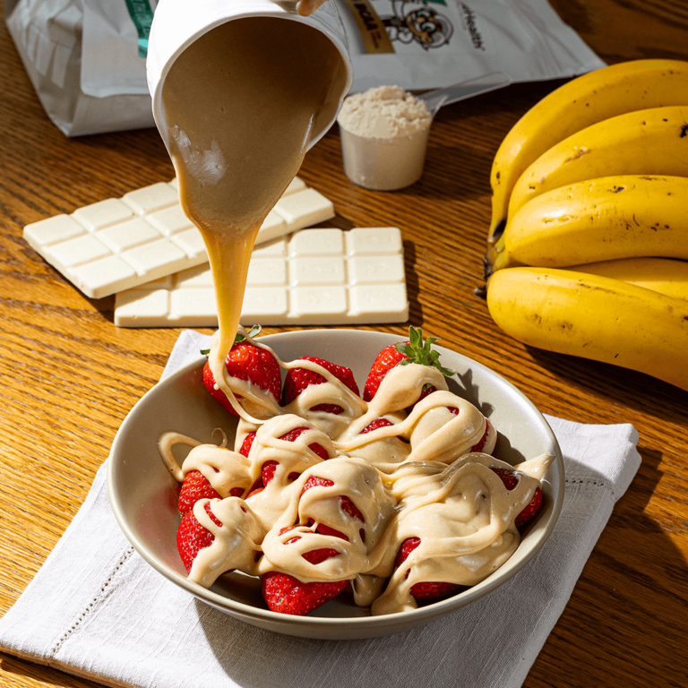 Calda de whey protein Chocolate Branco sobre morangos